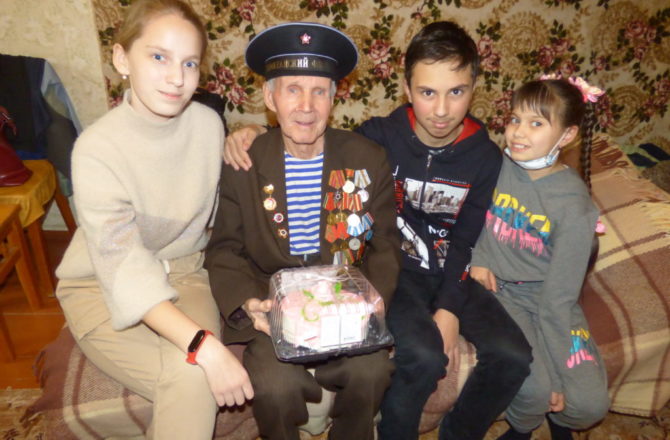 Юные корреспонденты «Соликамского рабочего» — в гостях у ветерана Александра Шумкова